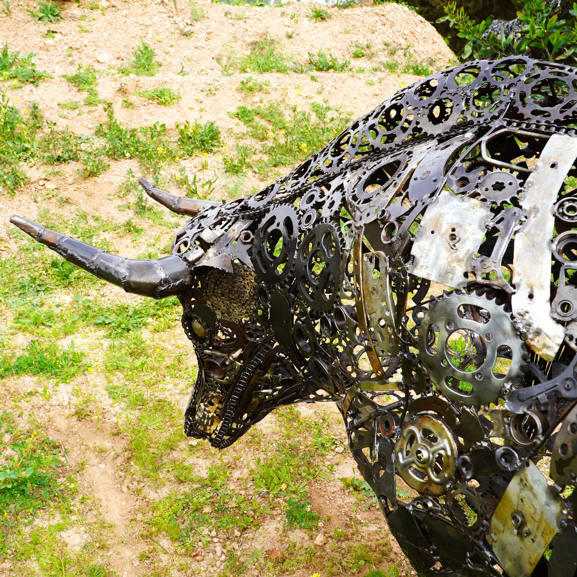 Sculpture taureau en métal recyclé réalisée à la main style art industriel