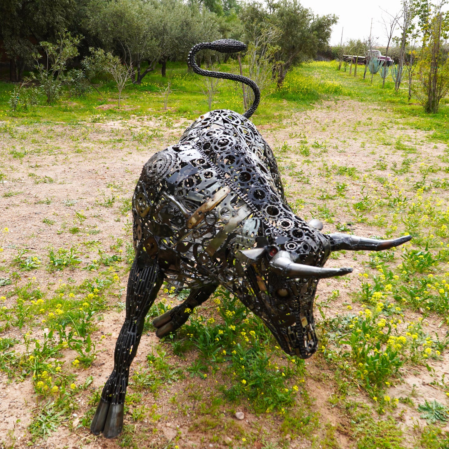 Sculpture taureau métal recyclé longueur 240 cm œuvre artisanale