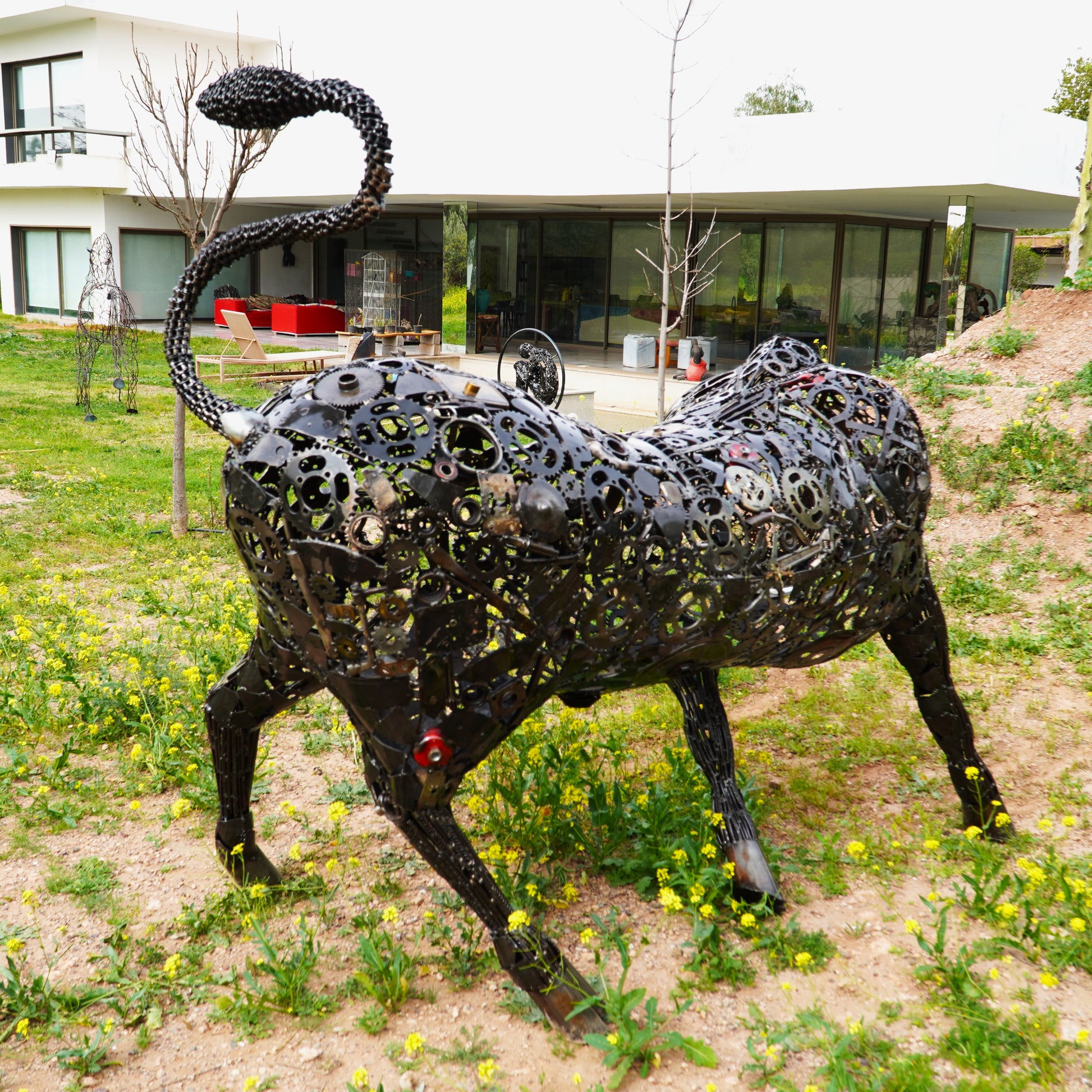 Taureau en métal recyclé sculpture artistique pour jardin ou espace événementiel