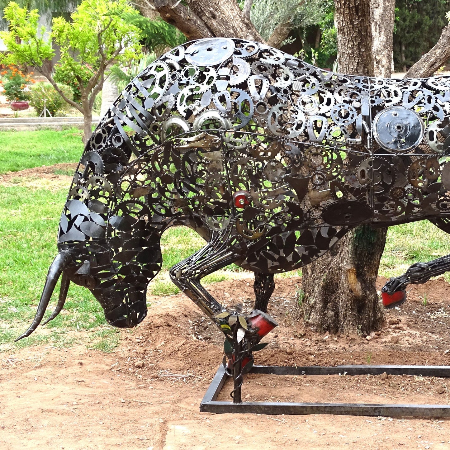 Sculpture en metal , sculpture taureau moderne, sculpture taureau, tete de taureau, logo lamborghini, taureau lamborghini, statue taureau, taureaux, taureau, tete de taureau, logo cheval, logo voiture cheval, logo cheval voiture, taureau sculpture, Sculpture en metal, sculpture metal jardin, decoration animaux, statue jardin, statue de jardin, statue exterieur, sculpture jardin, decoration animaux de la foret, decoration animaux.