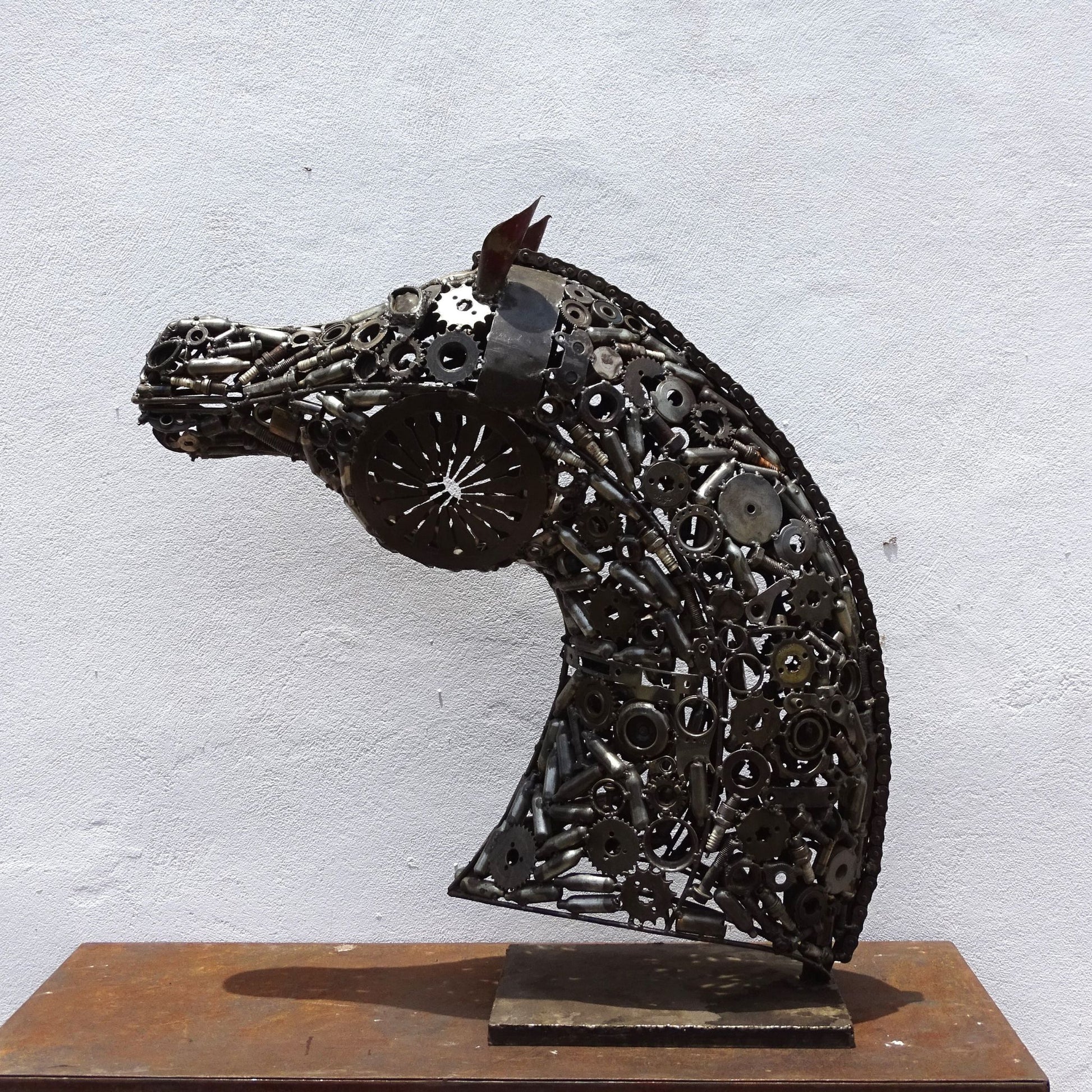 Sculpture en metal , cheval de metal, cheval mécanique, cheval mecanique, statue cheval extérieur, statue cheval jardin, sculpture animaux, sculpture cheval, cheval cabré, statue cheval, sculpture cheval, statue equestre, , cheval en bronze, decoration cheval, sculpture metal, deco jardin metal, deco jardin, décoration fer forgé extérieur, decoration exterieur, sculpture metal jardin, tête de cheval, figurine cheval, tete de cheval, tete cheval, statue cheval, demi pension cheval, demi cheval.