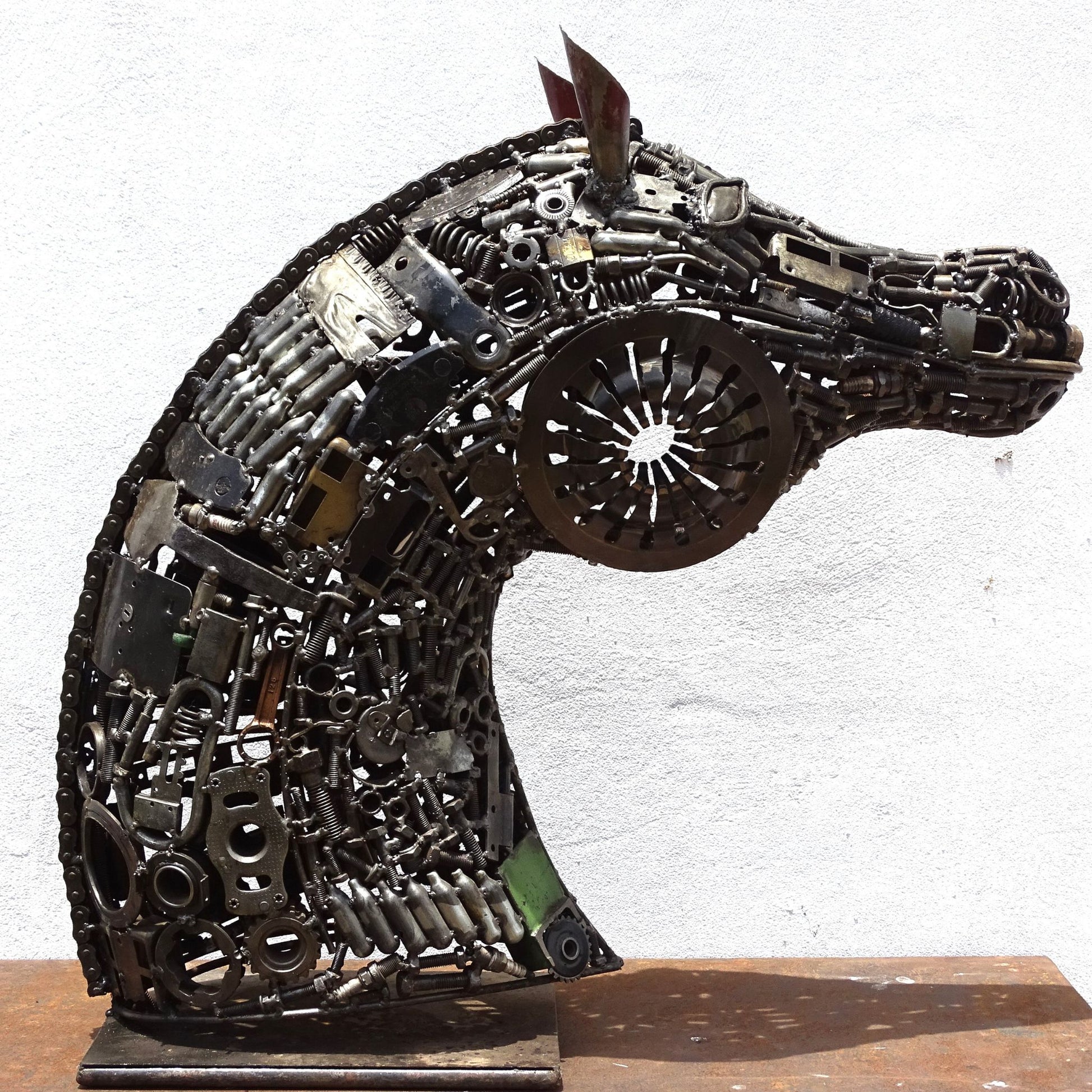 Sculpture en metal , cheval de metal, cheval mécanique, cheval mecanique, statue cheval extérieur, statue cheval jardin, sculpture animaux, sculpture cheval, cheval cabré, statue cheval, sculpture cheval, statue equestre, , cheval en bronze, decoration cheval, sculpture metal, deco jardin metal, deco jardin, décoration fer forgé extérieur, decoration exterieur, sculpture metal jardin, tête de cheval, figurine cheval, tete de cheval, tete cheval, statue cheval, demi pension cheval, demi cheval.