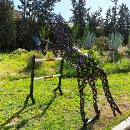 Vue latérale sculpture cheval saut obstacle avec assemblage de fers à cheval et structure ouverte