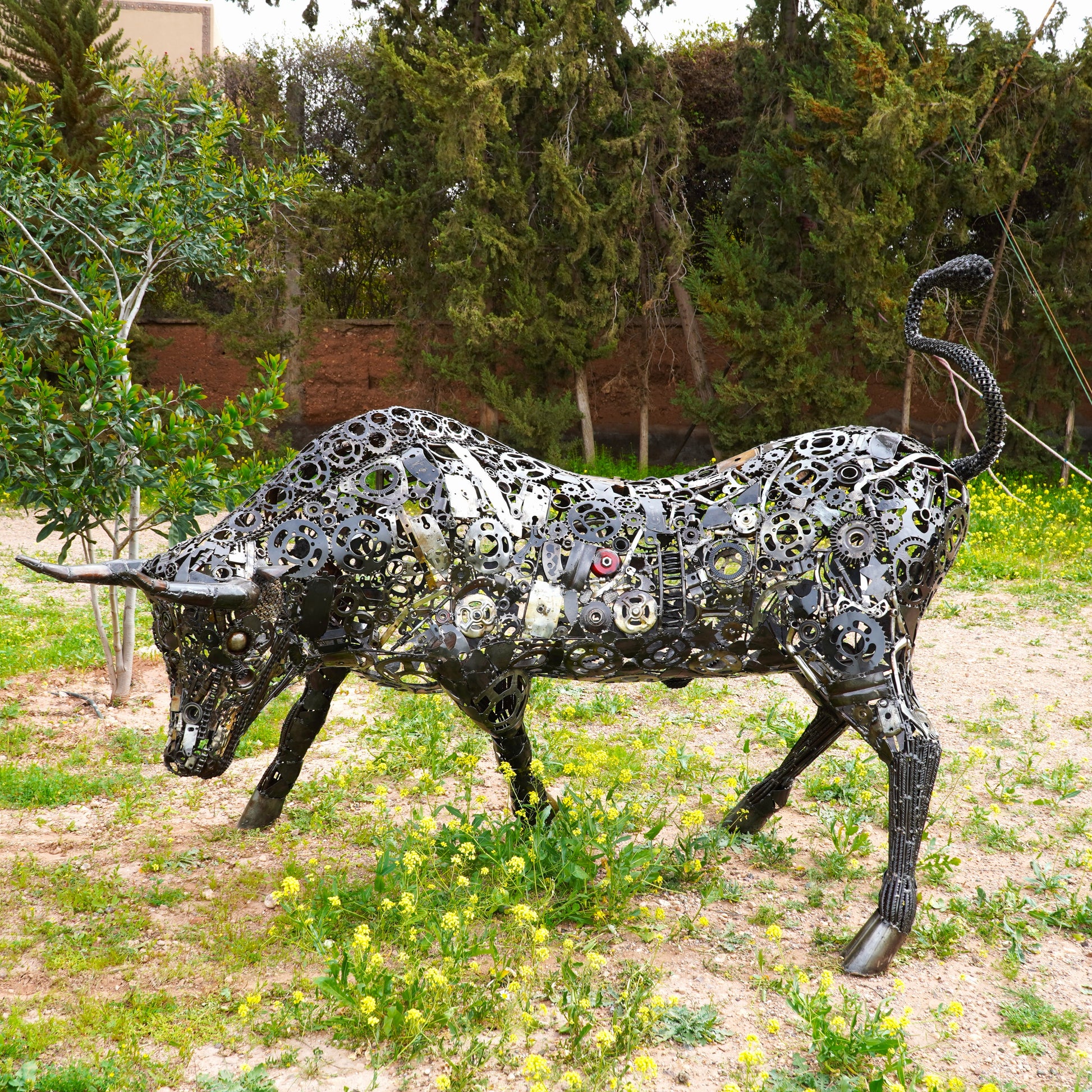 Sculpture taureau Lamborghini en métal recyclé œuvre monumentale style industriel