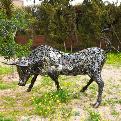 Sculpture taureau Lamborghini en métal recyclé œuvre monumentale style industriel