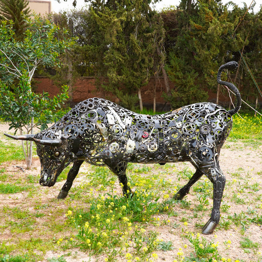 Sculpture taureau Lamborghini en métal recyclé œuvre monumentale style industriel