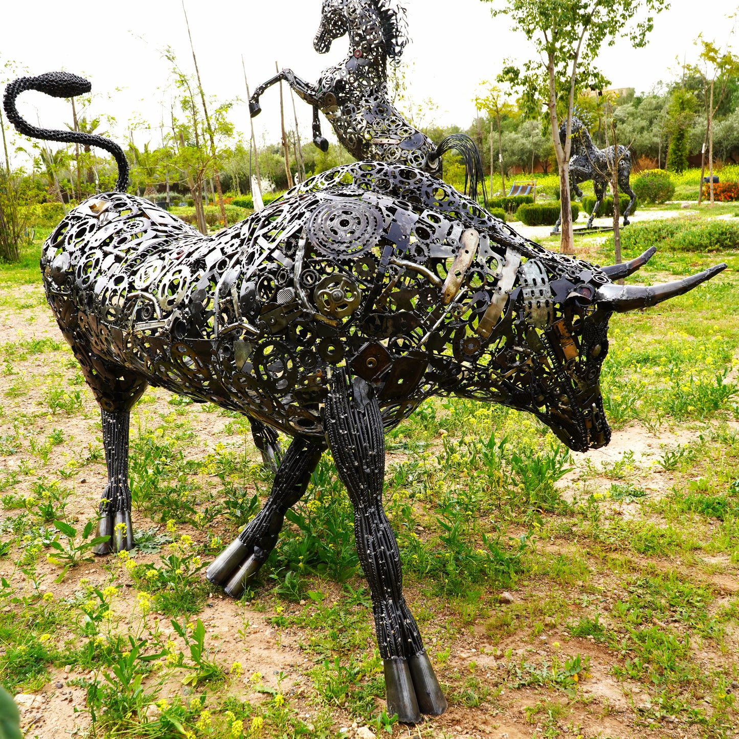 Sculpture taureau Lamborghini en métal recyclé style industriel contemporain
