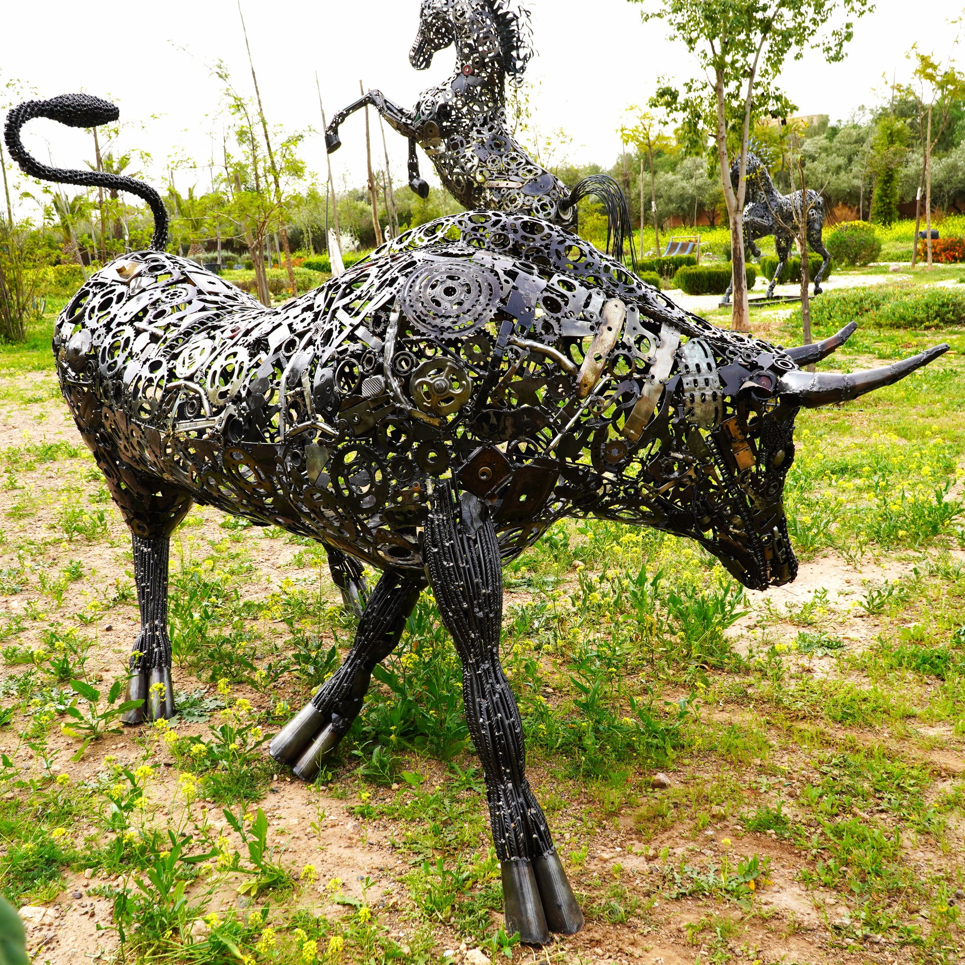 Sculpture taureau Lamborghini en métal recyclé style industriel contemporain
