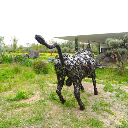 Détail latéral de la sculpture taureau en métal recyclé montrant les volumes et le travail du métal assemblé
