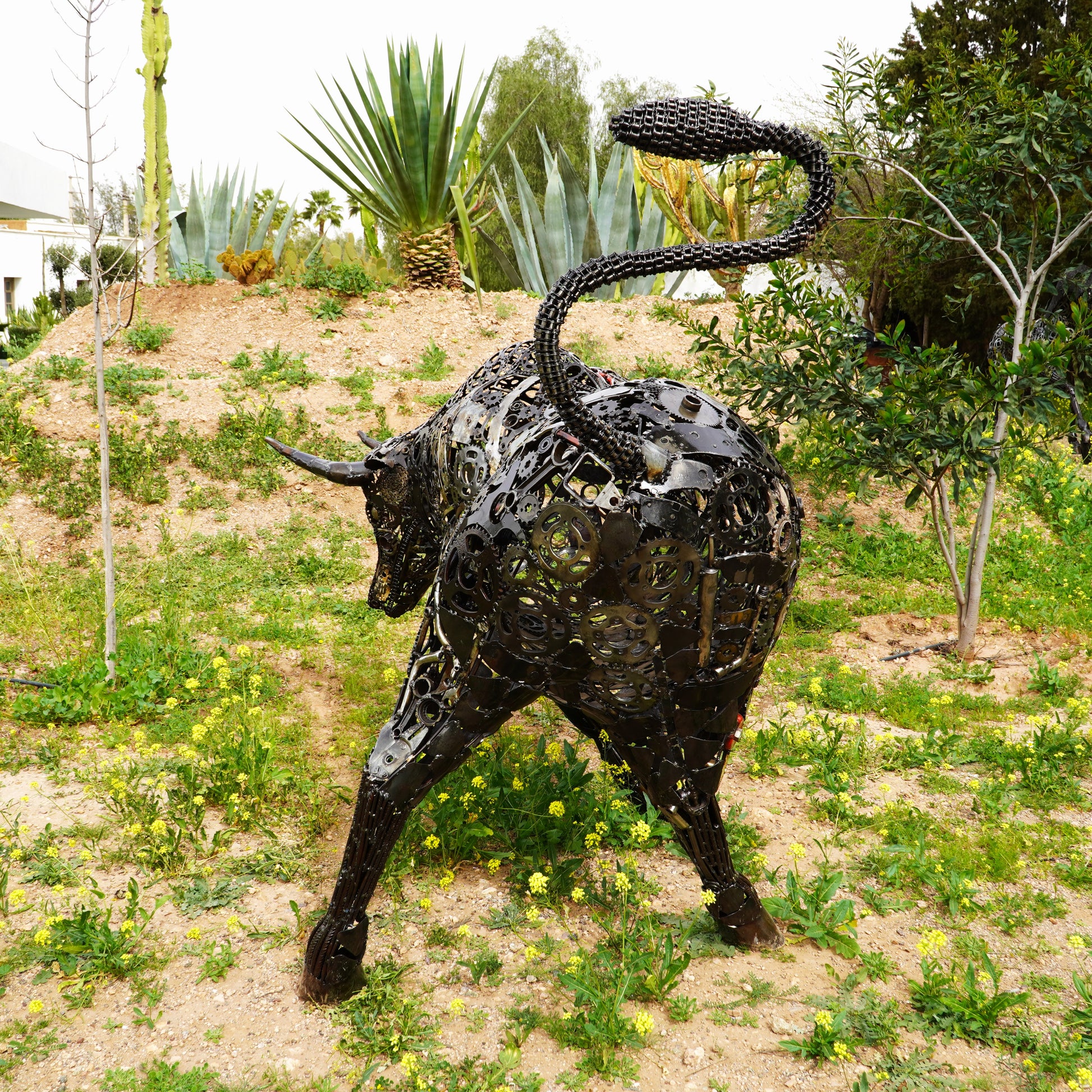 Sculpture taureau en métal recyclé décoration extérieure contemporaine