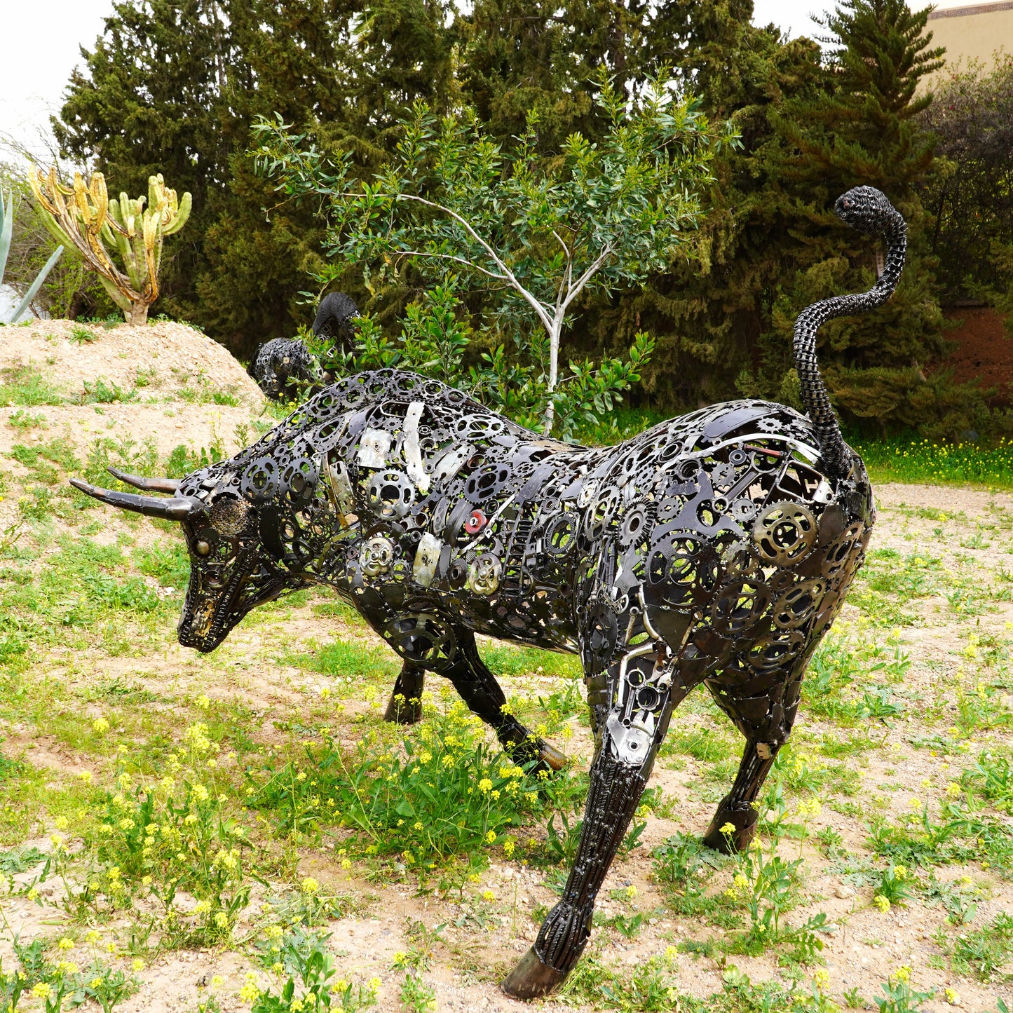 Sculpture monumentale taureau métal recyclé pour jardin ou showroom