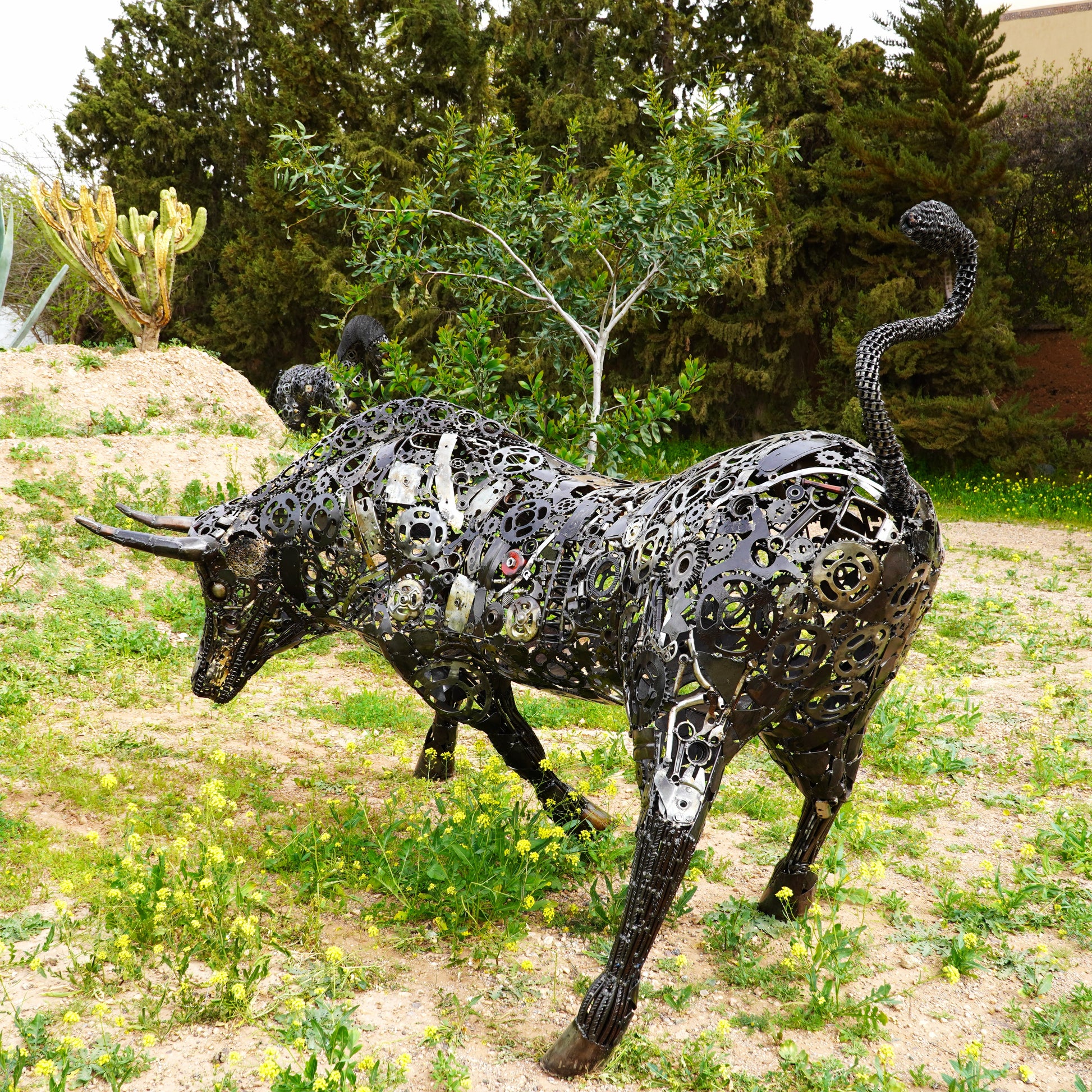 Sculpture monumentale taureau métal recyclé pour jardin ou showroom