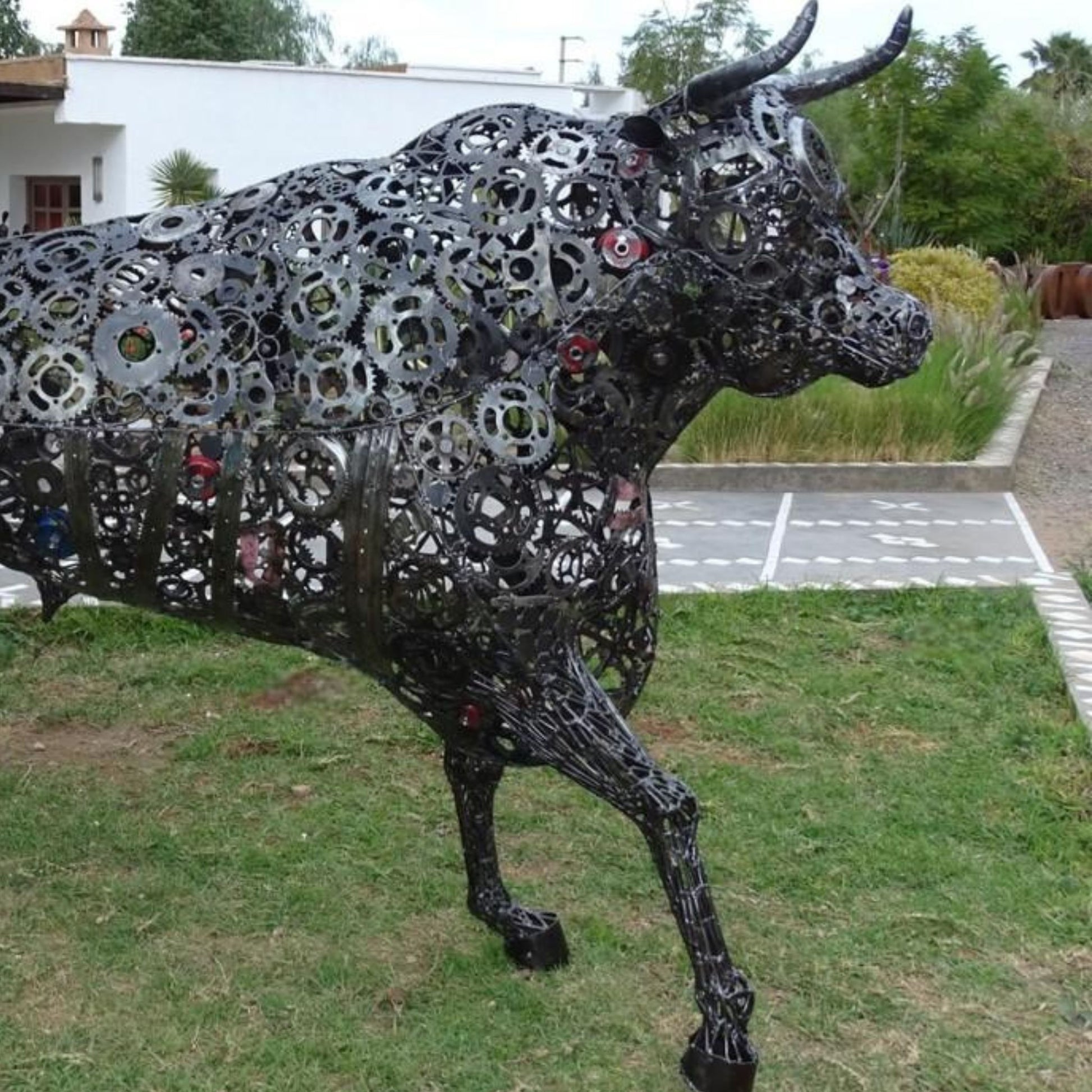 Sculpture en metal , sculpture taureau moderne, sculpture taureau, tete de taureau, logo lamborghini, taureau lamborghini, statue taureau, taureaux, taureau, tete de taureau, logo cheval, logo voiture cheval, logo cheval voiture, taureau sculpture, Sculpture en metal, sculpture metal jardin, decoration animaux, statue jardin, statue de jardin, statue exterieur, sculpture jardin, decoration animaux de la foret, decoration animaux.