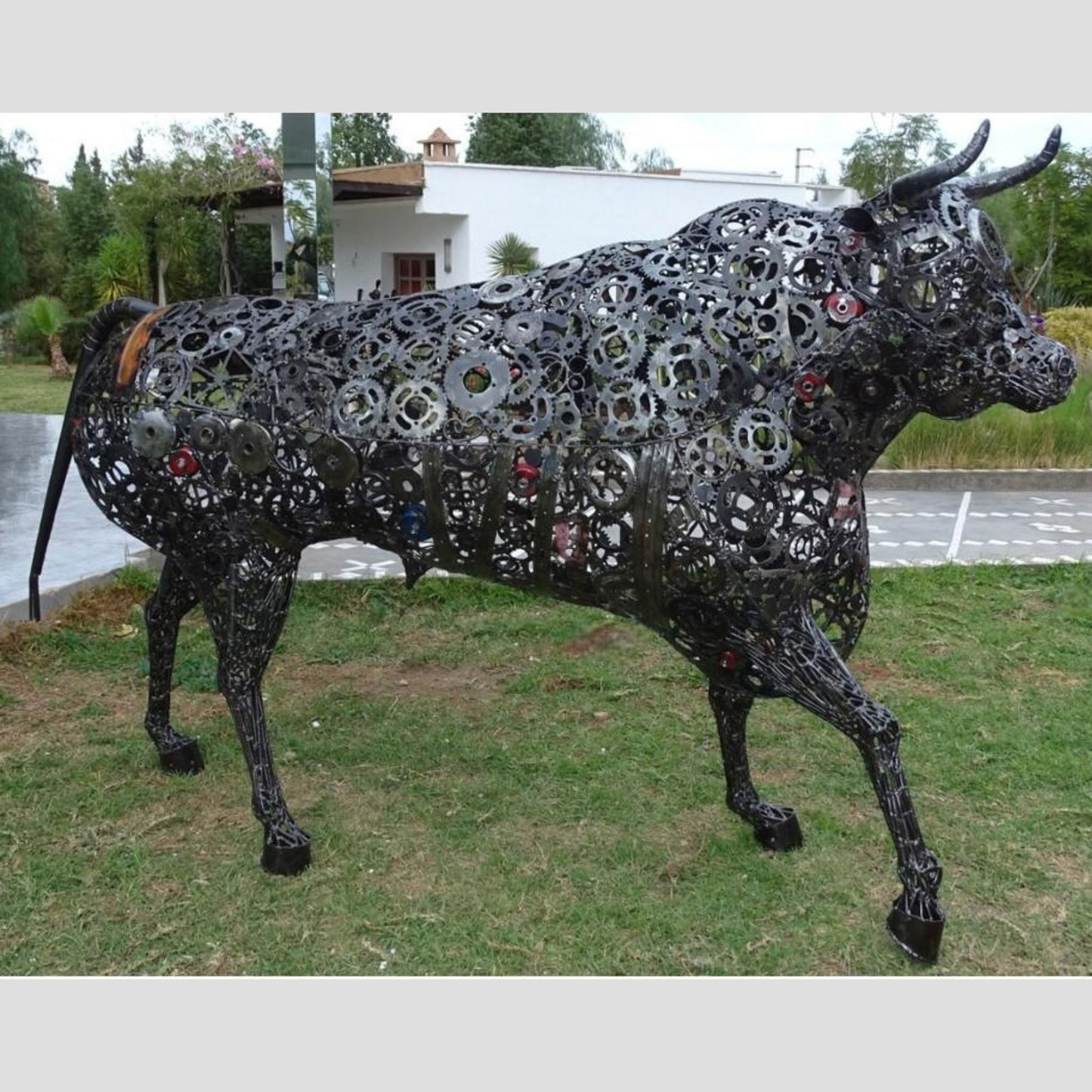 Sculpture en metal , sculpture taureau moderne, sculpture taureau, tete de taureau, logo lamborghini, taureau lamborghini, statue taureau, taureaux, taureau, tete de taureau, logo cheval, logo voiture cheval, logo cheval voiture, taureau sculpture, Sculpture en metal, sculpture metal jardin, decoration animaux, statue jardin, statue de jardin, statue exterieur, sculpture jardin, decoration animaux de la foret, decoration animaux.