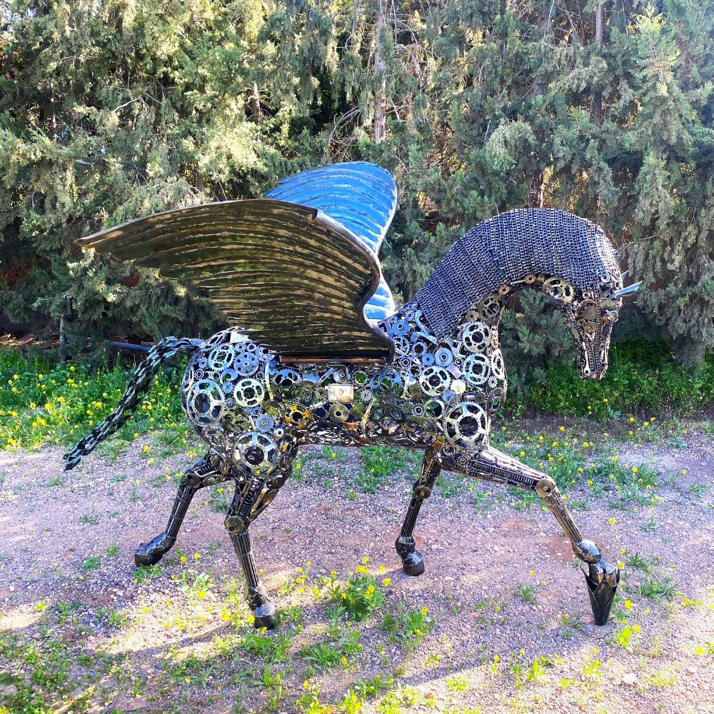 Vue supérieure sculpture Pégase en métal recyclé avec composition des ailes et textures artisanales