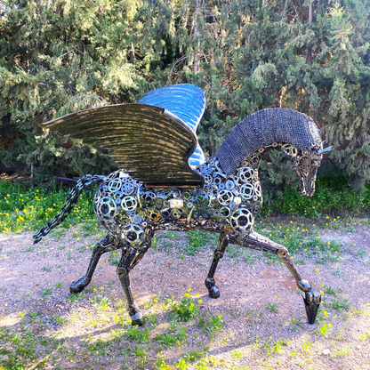 Vue supérieure sculpture Pégase en métal recyclé avec composition des ailes et textures artisanales