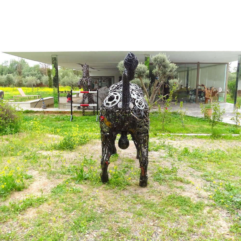 Détail latéral de la sculpture taureau en métal recyclé montrant les volumes et le travail du métal assemblé