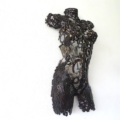 Vue latérale sculpture demi-buste femme en métal recyclé avec lignes contemporaines et patine brute